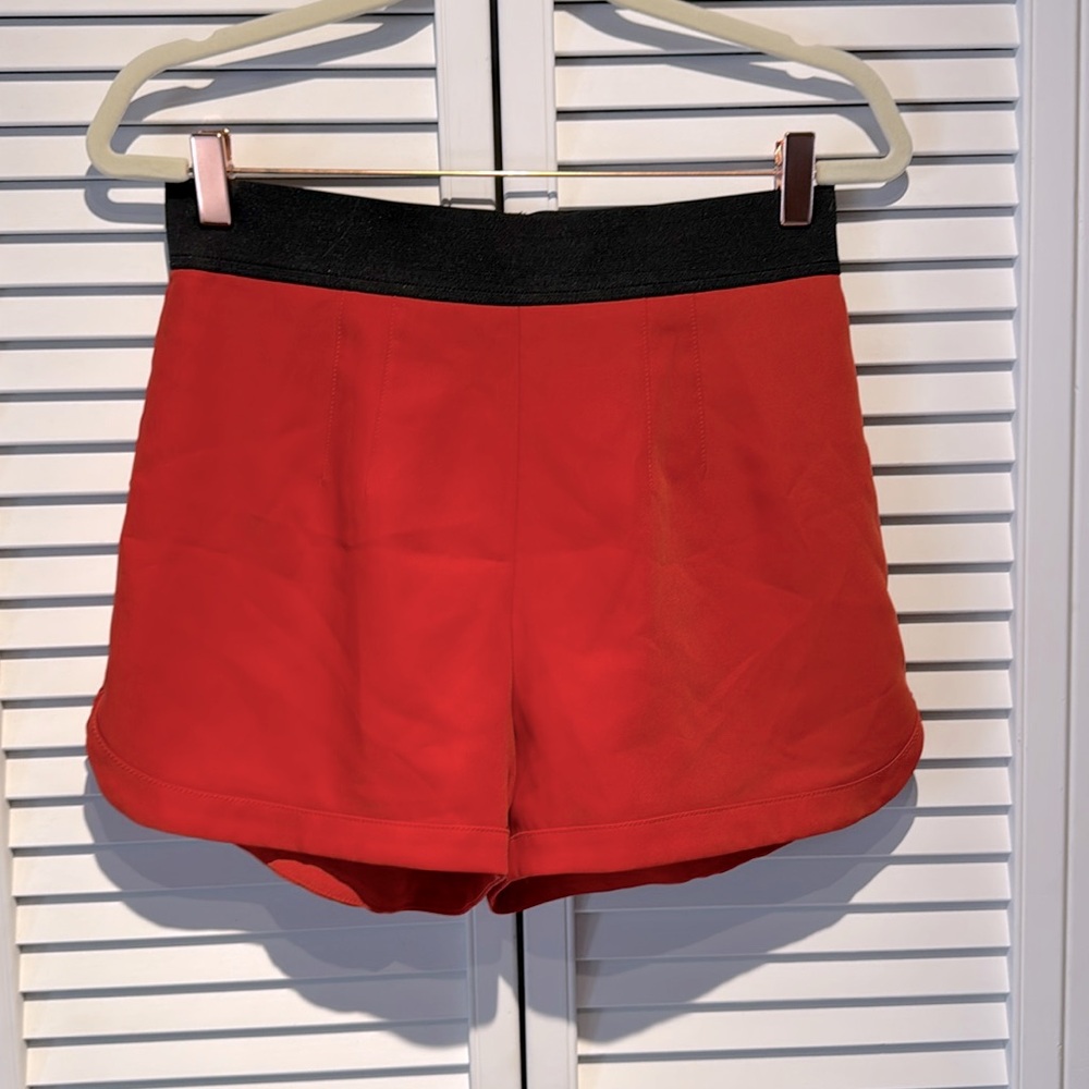 ❤️🖤 BEBE shorts size M! 🖤❤️